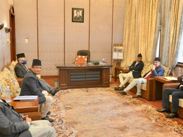 संसद भवनभित्रै देउवा र ओलीबीच वार्ता